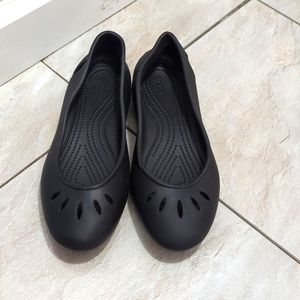 Crocs Black size 7 women's fashion flats.